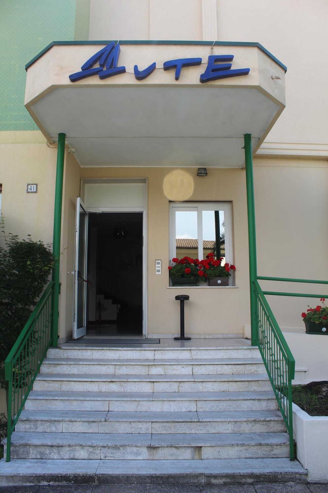 Ute Hotel Lido di Jesolo Esterno foto